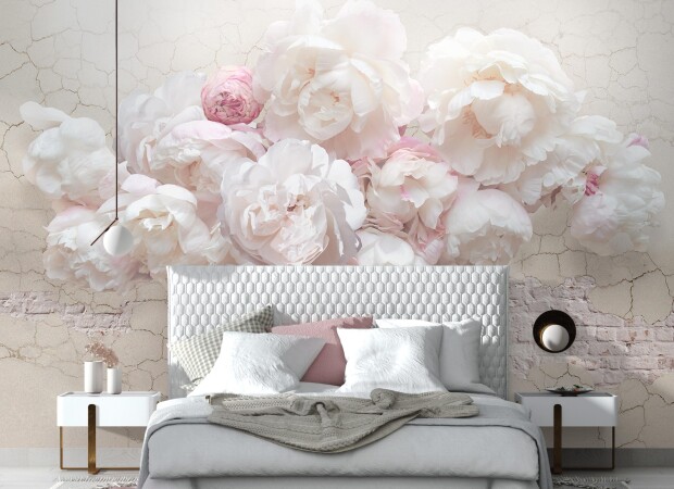 пионы на кирпичной стене