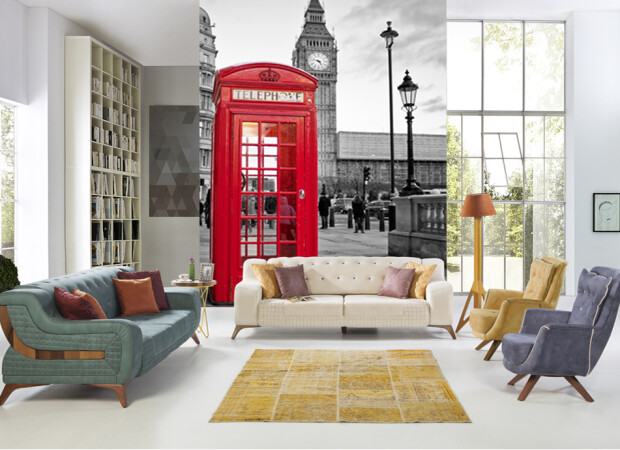 телефонная будка на фоне тауэра