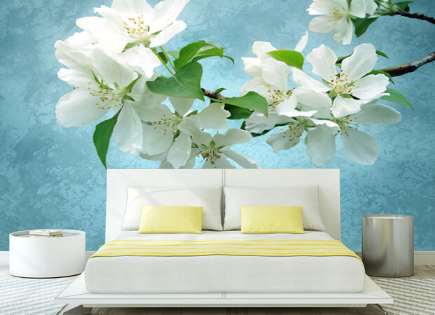 Цветы на синем фоне