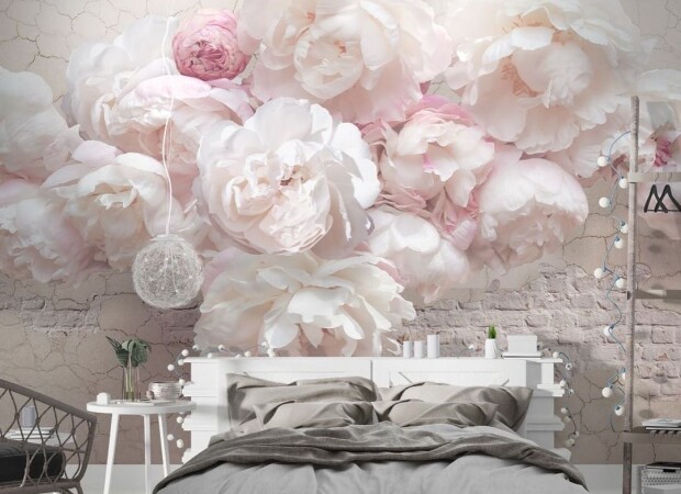 півонії на цегляній стіні