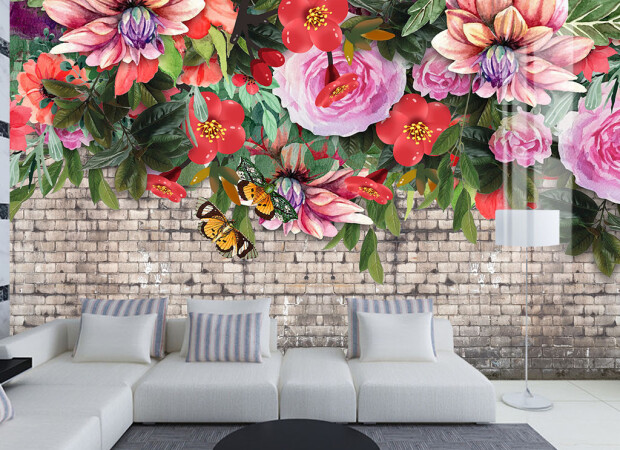Яркие цветы на кирпичной стене