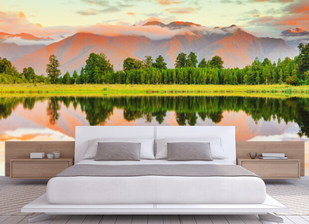 Лес через озеро